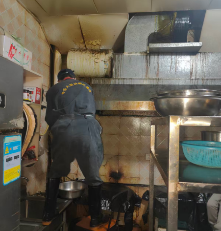 油烟管道定期清洗守护餐饮后厨安全与环境卫生